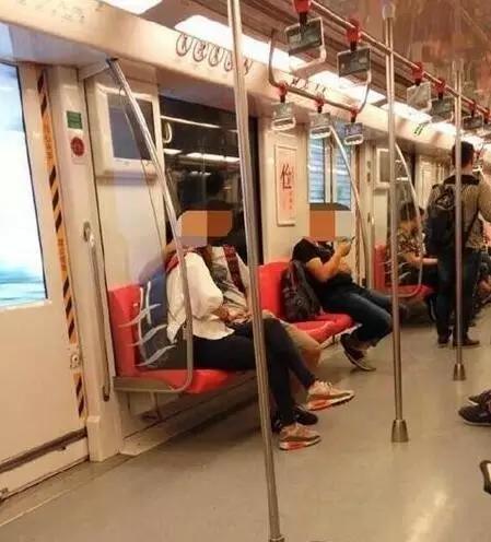 情侣地铁上热情拥吻,地铁站情侣亲吻引起争议