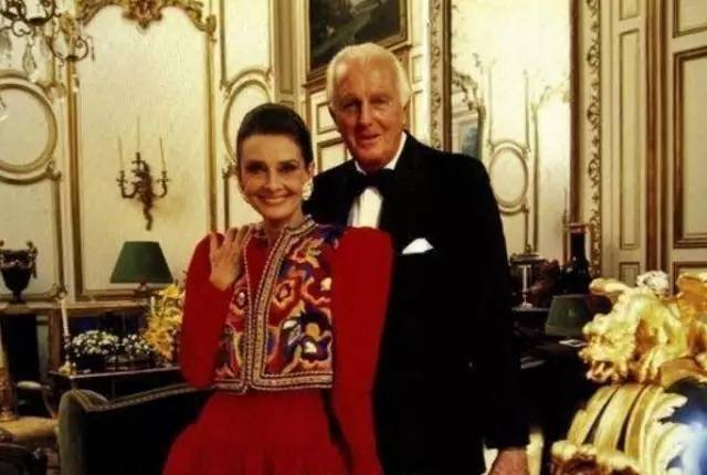 拥有奥黛丽赫本的优雅,奥黛丽赫本一生把优雅做到了极致