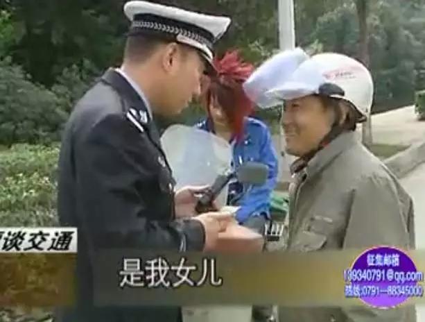 那个穿着制服、说着川普，却红到岛国的成都男子，原来是他！