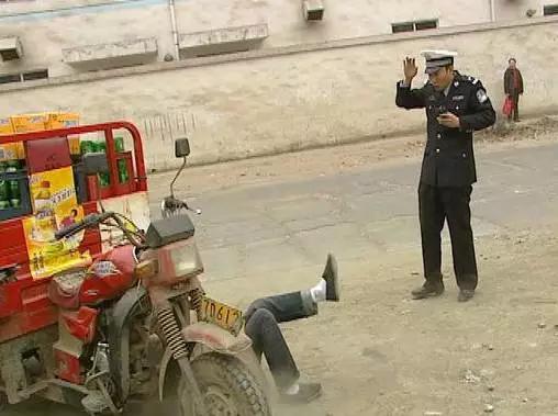 那个穿着制服、说着川普，却红到岛国的成都男子，原来是他！