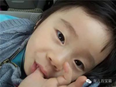 宝宝经常吃手指怎么办,宝宝总是喜欢吃手指啃指甲怎么办