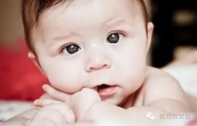 宝宝经常吃手指怎么办,宝宝总是喜欢吃手指啃指甲怎么办