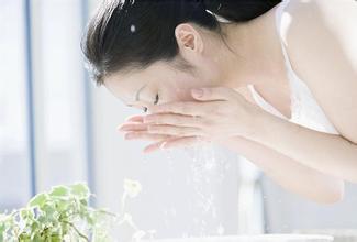 脸上起死皮还痒长疙瘩怎么回事,脸上长红疮起皮