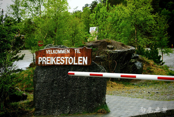 你敢站在悬崖边拍视频吗,你敢站在房顶边缘吗