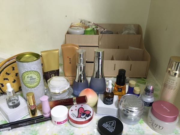 她经常素颜出门，但皮肤依然白嫩的让别人羡慕嫉妒恨！