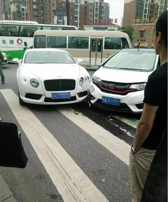 普通人要是撞了百万豪车怎么办,普通车撞到豪车会怎么样