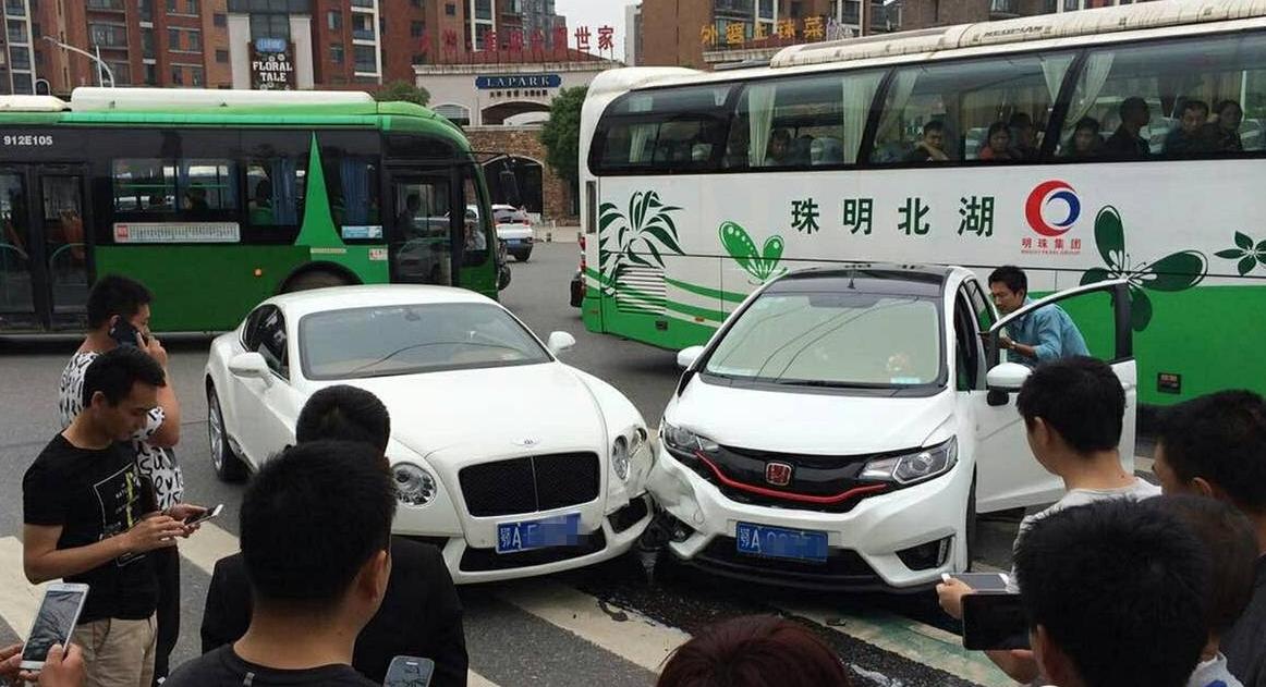 普通人要是撞了百万豪车怎么办,普通车撞到豪车会怎么样