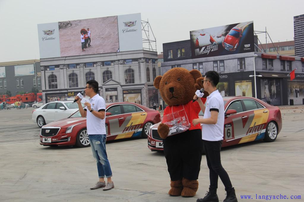 凯迪拉克灯光秀豪车,凯迪拉克飙车的精彩片段