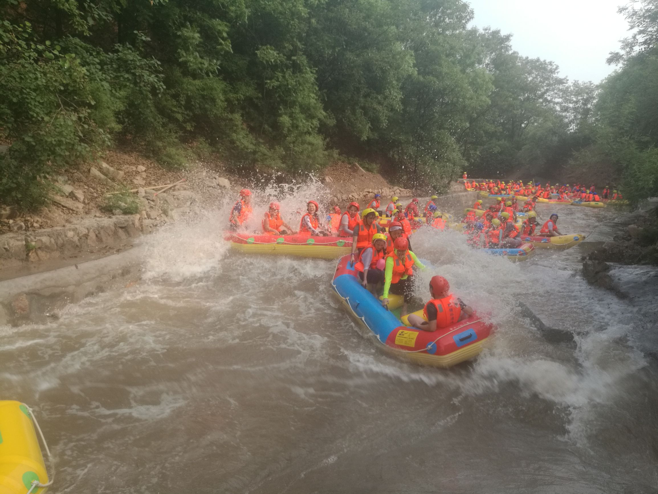 浪尖上的漂流完整版,黄河三峡景区野猪林漂流
