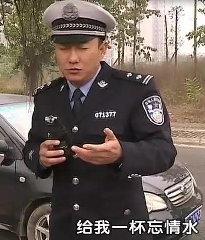 那个穿着制服、说着川普，却红到岛国的成都男子，原来是他！