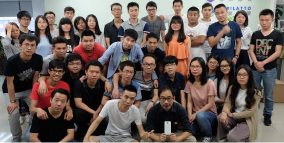 融资500万甩掉红配绿他打造一款高颜值老人手机丢掉傻大笨最薄7.16mm