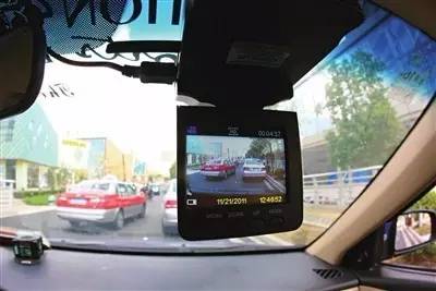 通报燃放礼花弹造成多人被崩伤车受损嫌疑人被刑拘