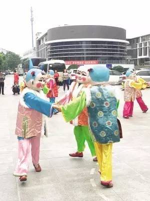 通报燃放礼花弹造成多人被崩伤车受损嫌疑人被刑拘