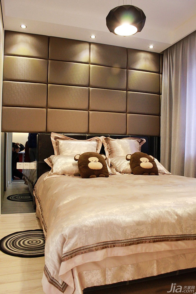 榻榻米软包床头效果图,简约主卧床头软包效果图