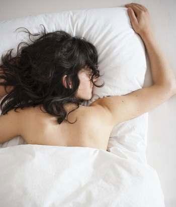 女性晚上睡觉裸睡的好处和坏处,女性晚上睡觉可以裸睡吗