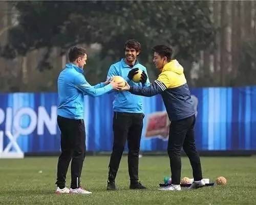 踢足球的玩什么游戏,踢足球的开什么车