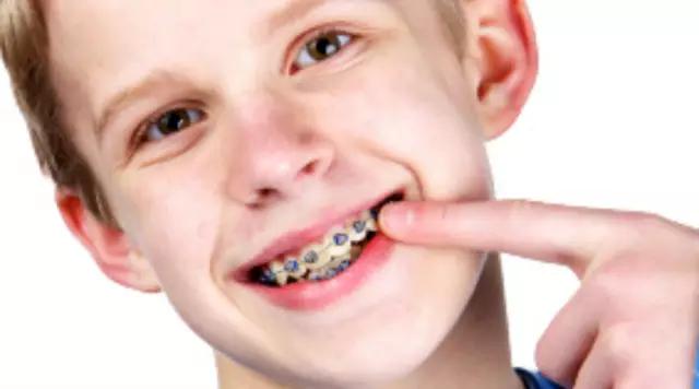 宝宝喜欢吮指怎么办,小朋友吮指如何戒掉