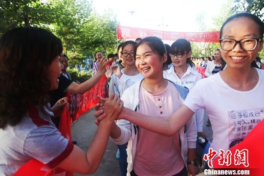 2023年高考首日现场直击,2016全国高考时间表