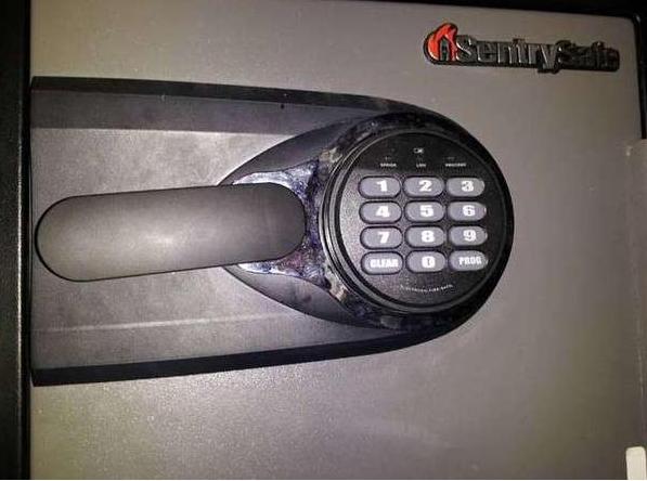 女子网购到二手保险柜觉得赚到，打开一看里面的东西差点要她的命