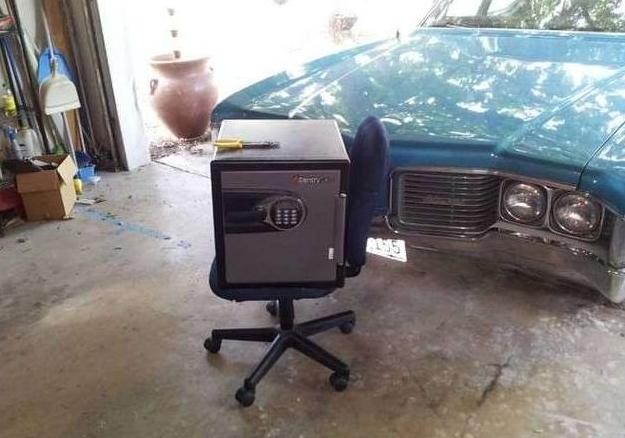 女子网购到二手保险柜觉得赚到，打开一看里面的东西差点要她的命