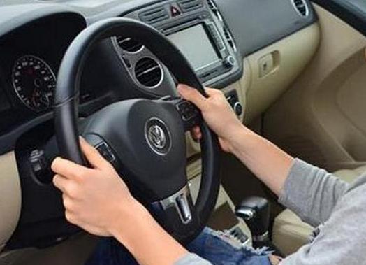 小明买了新车,小明买一辆车