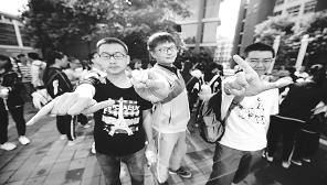 高考首日记者直击现场,高考首日直击各地考场上海