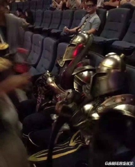 魔兽首映现场欢呼视频,魔兽首映遇蓝屏尴尬