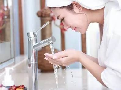 你问我答用手还是毛巾,这脸该怎么洗?