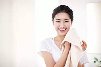 你问我答用手还是毛巾,这脸该怎么洗?