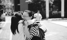 高考首日记者直击现场,高考首日直击各地考场上海