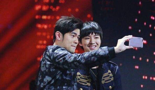 当明星见到偶像杨幂激动捂嘴笑,杨幂眼神和迪丽热巴对比