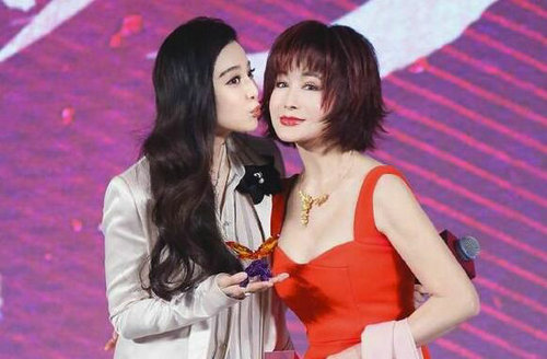 当明星见到偶像杨幂激动捂嘴笑,杨幂眼神和迪丽热巴对比