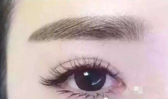 纹美瞳线眼睛肿,女人纹美瞳线的危害