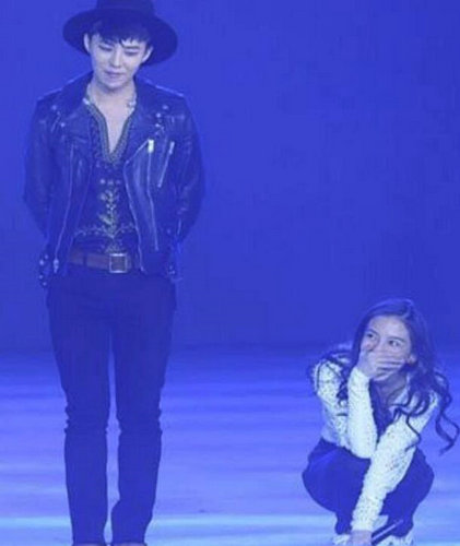 当明星见到偶像杨幂激动捂嘴笑,杨幂眼神和迪丽热巴对比