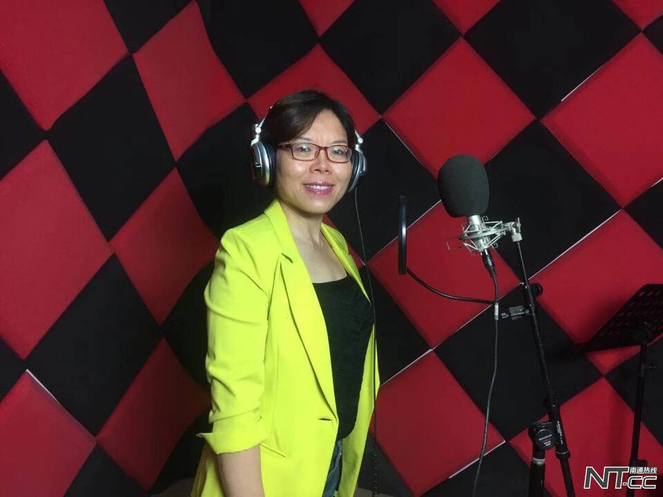 她用深情的吟诵,为“帕友”开启生命的另一扇窗