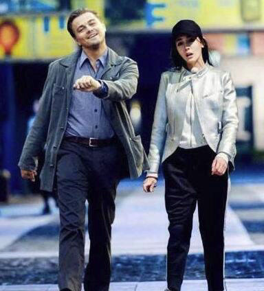 当明星见到偶像杨幂激动捂嘴笑,杨幂眼神和迪丽热巴对比