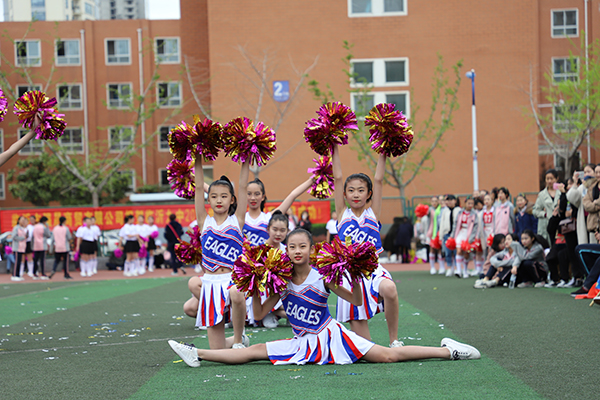 秀出绚丽舞姿点亮绿茵梦想——临沂九中举行啦啦*比操**赛暨“强晟”杯校园足球联赛开幕式