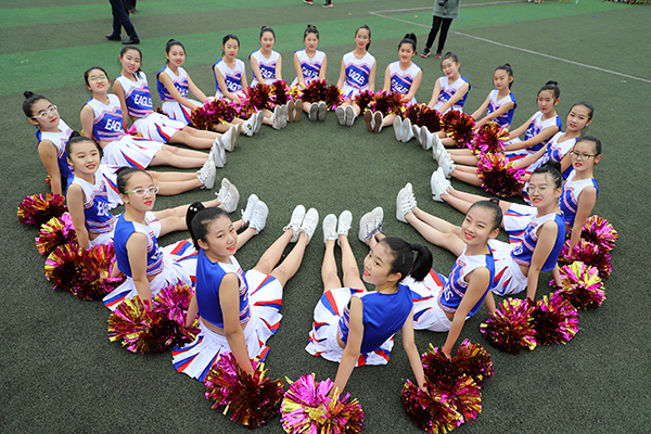 秀出绚丽舞姿点亮绿茵梦想——临沂九中举行啦啦*比操**赛暨“强晟”杯校园足球联赛开幕式