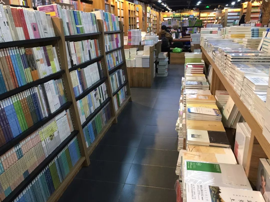 百花、先锋、花鸟市场的露天书摊……徐州的书店这些年经历了什么？