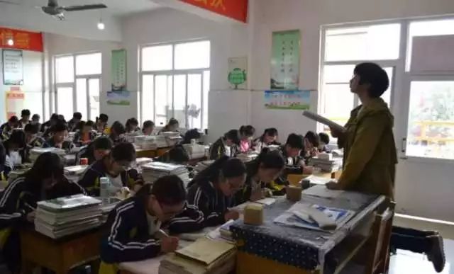 女老师腰疼上课捶腰电视剧,女教师跪在椅子上讲课