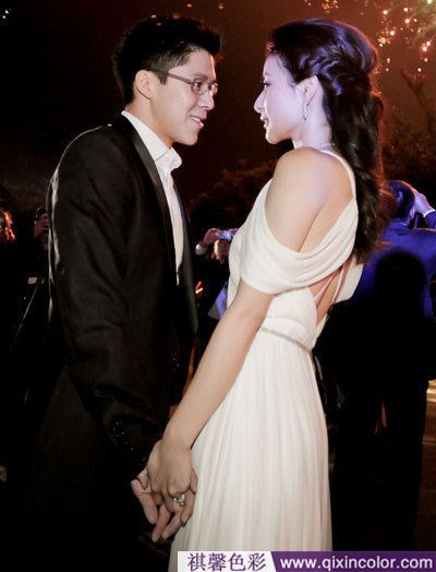 郭晶晶蓝色婚纱图片,郭晶晶黄金衣