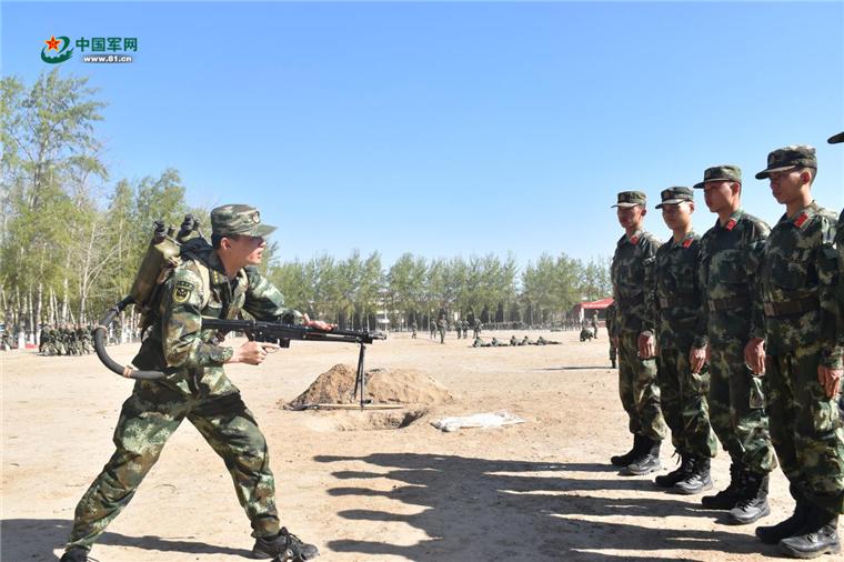 我的男神队长,进训练场就兴奋的“热血教头”