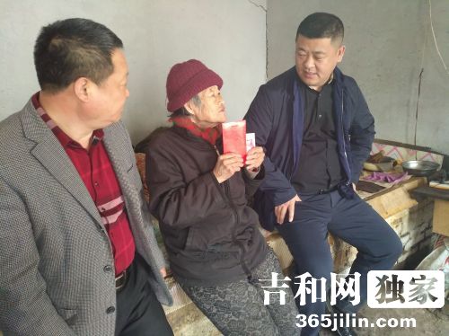 省总工会、民盟、民革联合爱心企为新兴乡闫家村37户贫困户送去买种子化肥款