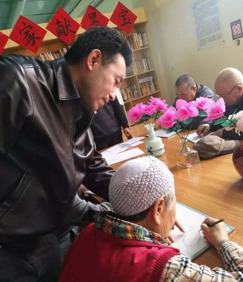 “双眼皮的小鸟？好的，这样画”长春市中医院东部支部书记张国和陈立春三赴康复中心陪“老小孩”开心