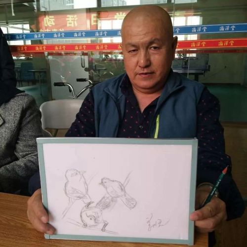 “双眼皮的小鸟？好的，这样画”长春市中医院东部支部书记张国和陈立春三赴康复中心陪“老小孩”开心
