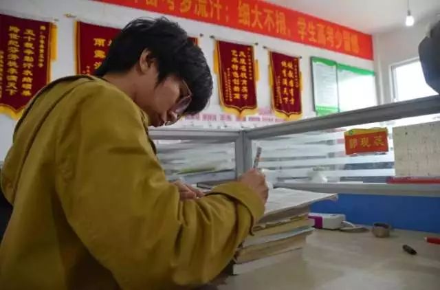 女老师腰疼上课捶腰电视剧,女教师跪在椅子上讲课