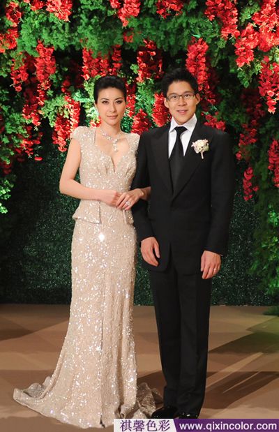 郭晶晶蓝色婚纱图片,郭晶晶黄金衣