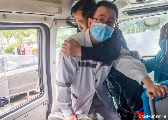 肺心病老人无法坐下成都急诊医生当了20分钟人形支架