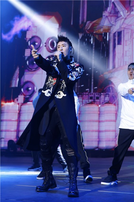 潘玮柏金榜演唱会,潘玮柏携新歌空降点唱厅