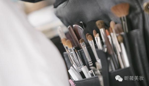 化妆这么久竟然还分不清化妆工具,化妆多年底妆还是搞不明白